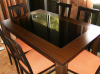 mesa de comedor rectangular marrom oscuro con el centro de cristal