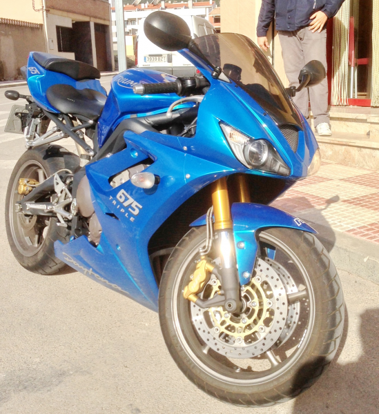 Triumph Daytona 675 por coche