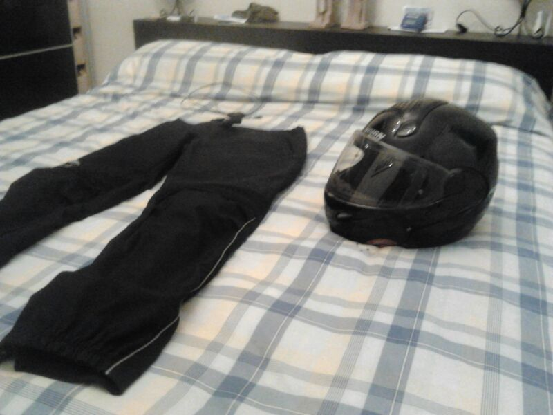 casco de moto y pantalones
