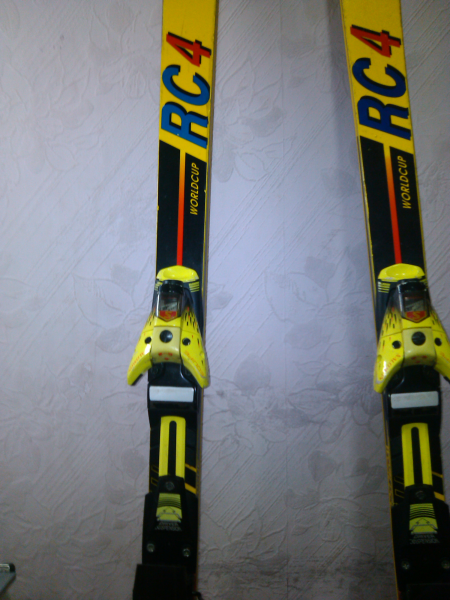 2 pares de esquis.