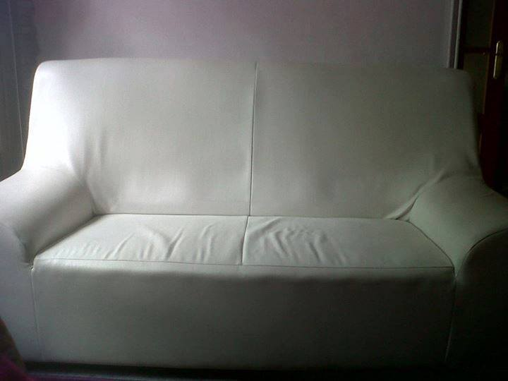 sofá de polipiel blanco