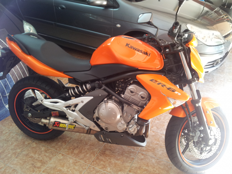 Moto por coche.