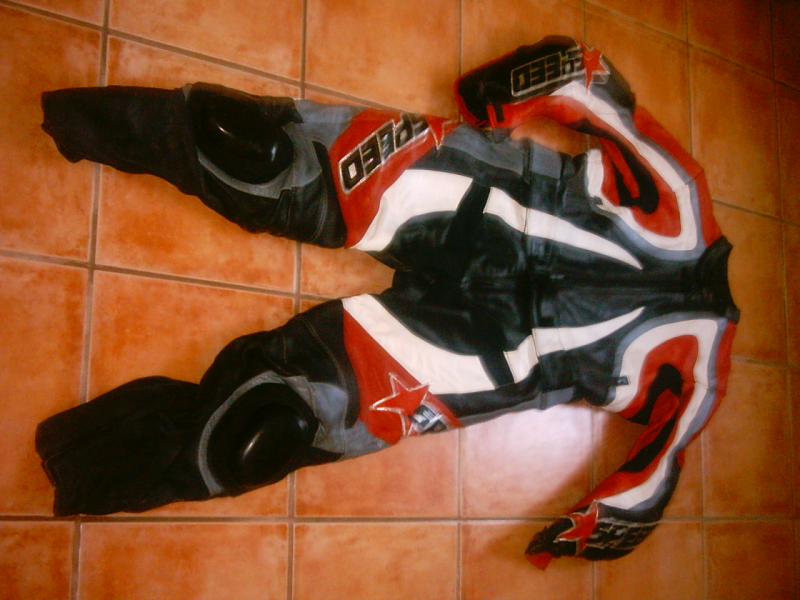 mono y botas moto