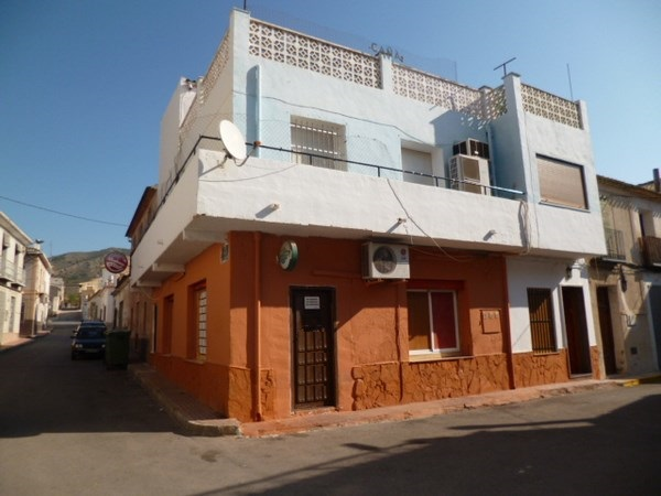 CAMBIO ESTE EDIFICIO EN ABANILLA X DOS APARTAMENTOS EN TORREVIEJA
