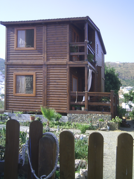 Parcela con casa de madera