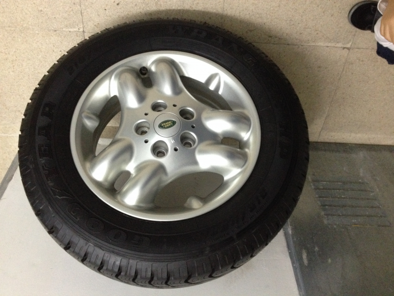  NEUMÁTICO GOODYEAR WRANGLER/LLANTA  aluminio Neumático nuevo 215/65 R15 y llanta aluminio original Land Rove
