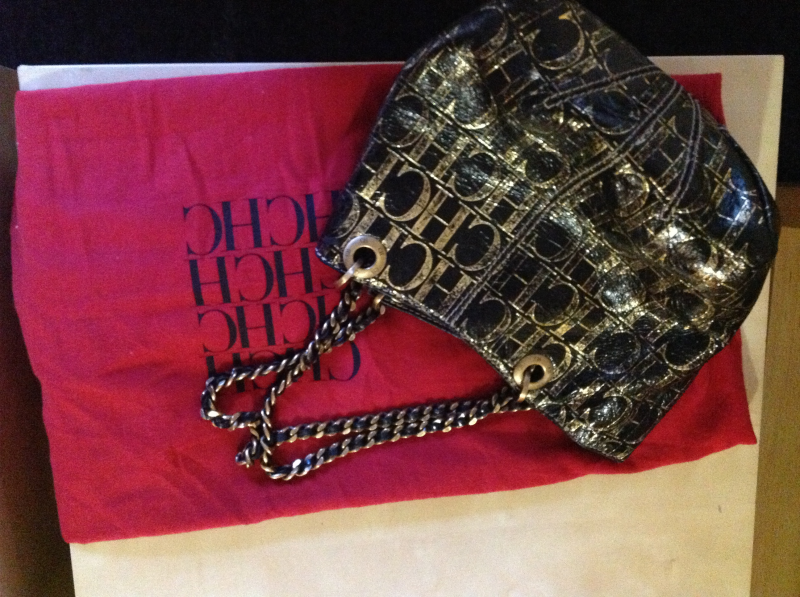 Bolso color negro con cadenas doradas tamaño mediano