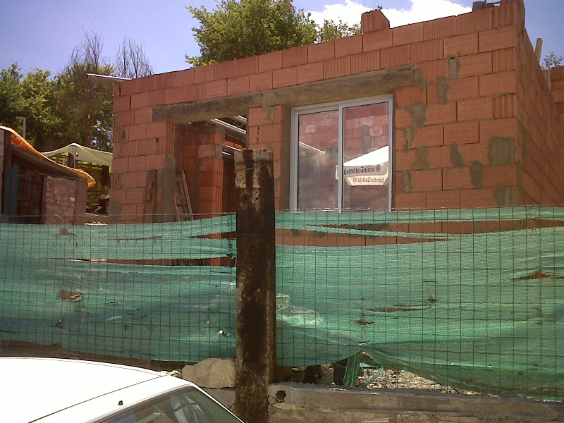 terreno con edificacion parcialmente terminada 