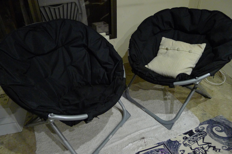 sillones de metal y tela negra