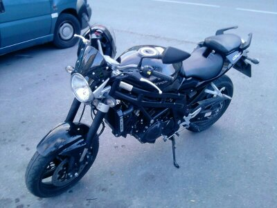 moto naked 650 GT mas Renault Laguna por cbr 1000 o similar