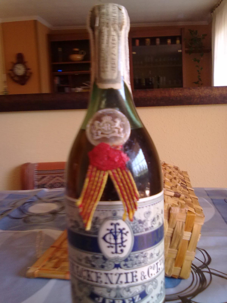 botella de brandi de 100 años en perfecto estado de cosevacion.