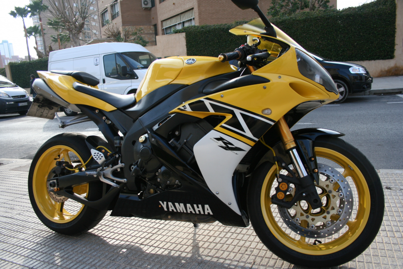 MOTO YAMAHA R1
