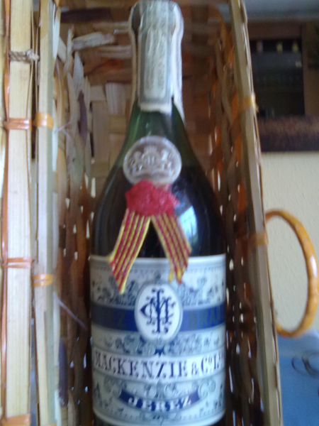 botella de brandi de 100 años en perfecto estado de cosevacion.
