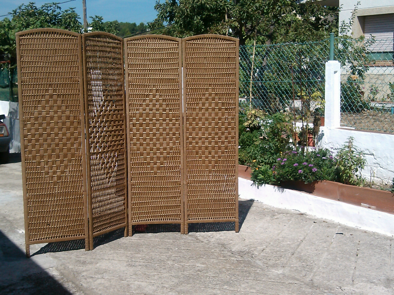 Dos biombos de mimbre