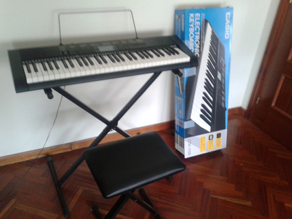 Teclado CASIO CTK 1100 + taburete + patas