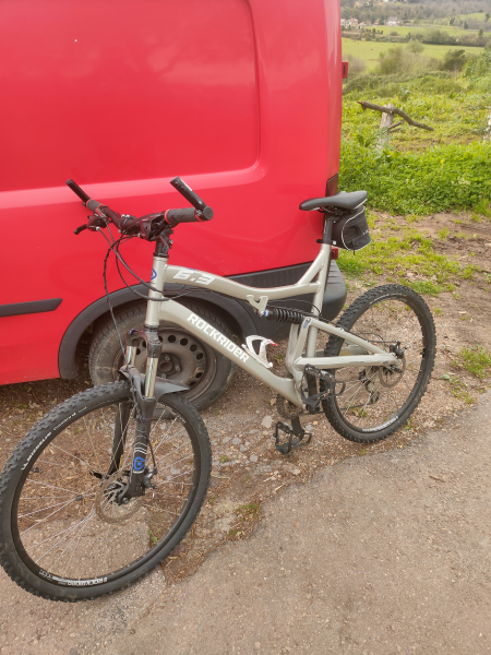 Bicicleta preparada para una ruta en grupo